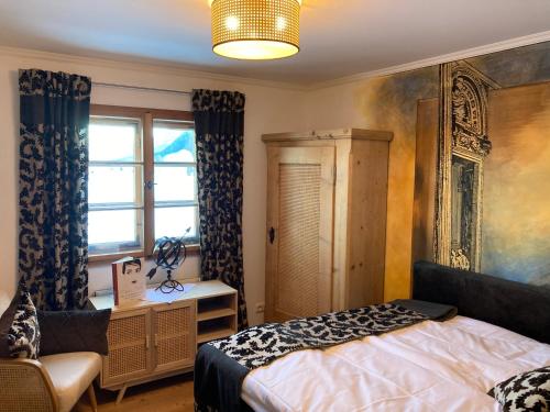 um quarto com uma cama e uma janela em Appartement Schankwirtschaft em Pfronten