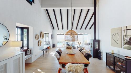 Khu vực ghế ngồi tại Villa Las Monjas - Astonishing Panoramic Sea View