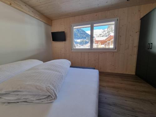 ノイシュティフト・イム・シュトゥーバイタールにあるHaus Wallyのベッドルーム1室(ベッド1台付)、山の景色を望む窓が備わります。