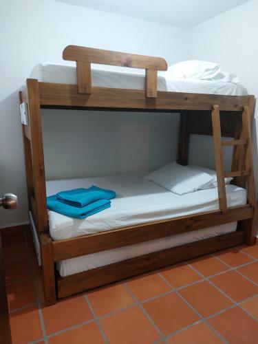 a couple of bunk beds in a room at San Jeronimo Cabaña in San Jerónimo