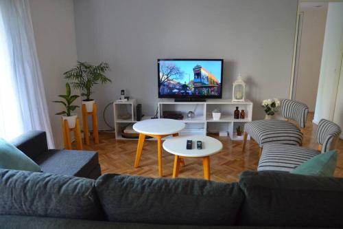 Uma área de estar em Departamento 2 dormitorios y cuatro ambientes en Belgrano 82m2- Big 2 bedroom apartment in Belgrano