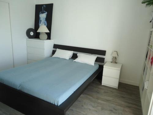 1 Schlafzimmer mit 2 Betten und 2 Nachttischen in der Unterkunft Le Neptune in Contis-les-Bains