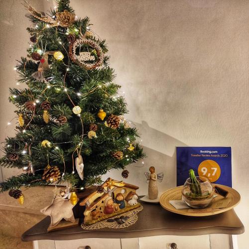 un árbol de Navidad en una mesa con un plato de comida en La Chicca in centro Altamura, en Altamura