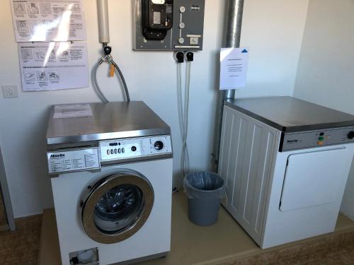 a washer and a washing machine in a room at Ferienwohnung nähe Flumserberg Ski Wandergebiet in Filzbach