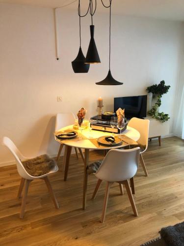 a dining room with a table and chairs at Ferienwohnung nähe Flumserberg Ski Wandergebiet in Filzbach
