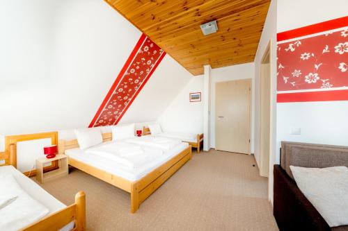 Un pat sau paturi într-o cameră la Rozmaring Vendégház