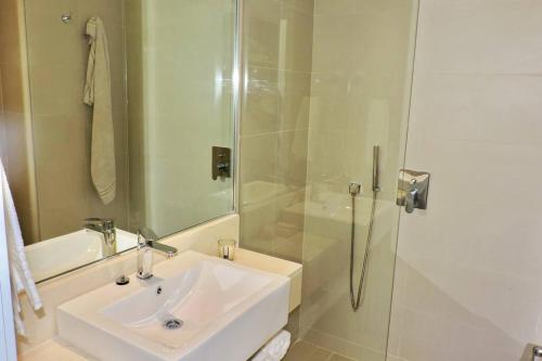 Ένα μπάνιο στο Apto de 2 hab en Cristal View