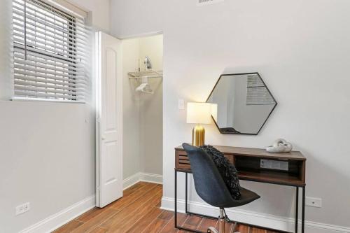 Habitación con escritorio con espejo y silla. en Delightful 1BR Apartment in Ravenswood - Ashland BW, en Chicago