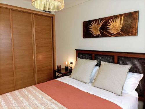 ein Schlafzimmer mit einem Bett und einem Wandgemälde in der Unterkunft Apartamento con Terraza, Plaza América in Vigo