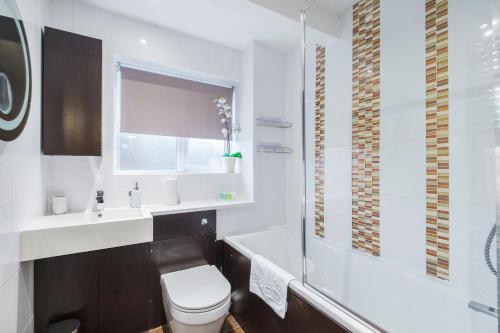 une salle de bain avec toilettes, baignoire et lavabo dans l'établissement Beautiful 3 Bed House with Amazing Views in Dartford, Kent, à Kent