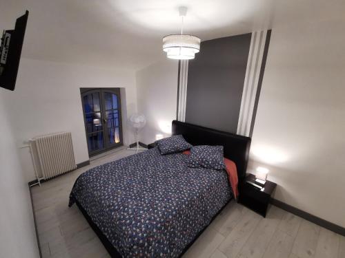 Un dormitorio con una cama con almohadas. en Appartement cosy entièrement équipé en Villeneuve-sur-Lot