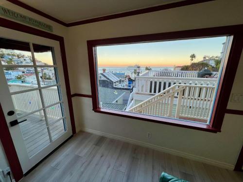 um quarto com uma grande janela e uma varanda em Catalina Two Bedroom View Home em Avalon