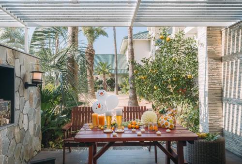 Сад в The Suites Hotel Jeju