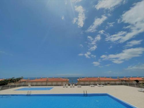 una piscina con vistas al océano en Charming Duplex, Fantastic view, AC, Parking! PA01, en Puerto de Santiago
