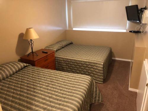 En eller flere senge i et værelse på Paradise Canyon Golf Resort, Luxury Condo M409
