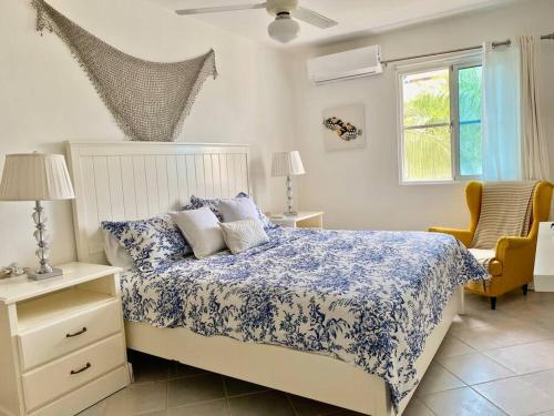 Tempat tidur dalam kamar di Beautiful Apt Dominicus Bayahibe, Walk To Beach!
