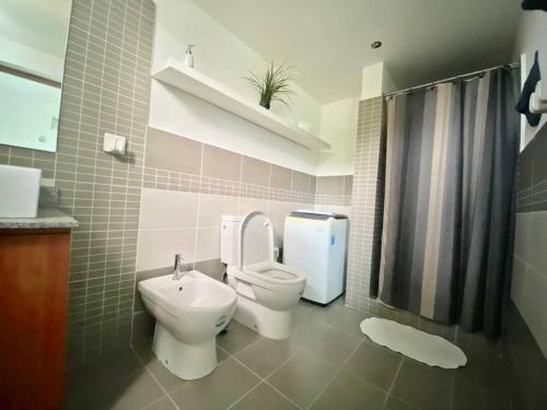 Ένα μπάνιο στο Beautiful Apt Dominicus Bayahibe, Walk To Beach!