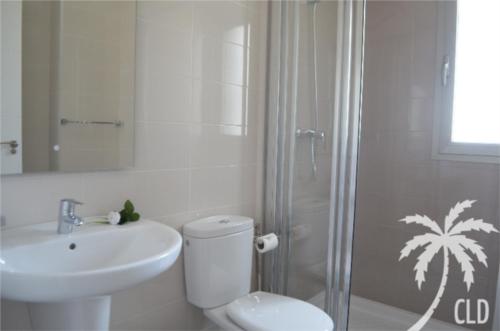 Los DolsesにあるMediterraneo-1のバスルーム(トイレ、洗面台、シャワー付)