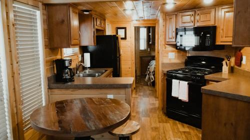 Una cocina o cocineta en Ouray Riverside Resort - Inn & Cabins