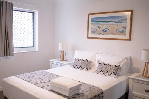 um quarto branco com uma cama e uma janela em Surfers Horizons em Gold Coast