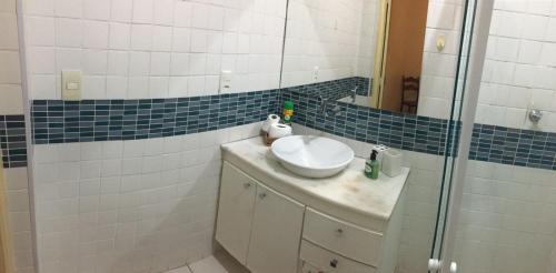 y baño con lavabo y espejo. en Apartamento em Ipanema 1 quarto, prox ao Arpoador - Disponível para o feriado de Corpus Christi, en Río de Janeiro