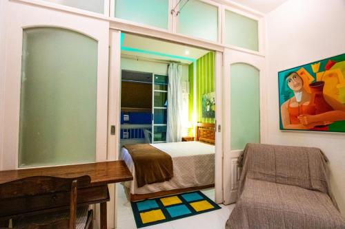 Habitación con 1 dormitorio con cama y escritorio. en Copacabana,1 quarto vista-mar e Cristo Redentor, en Río de Janeiro