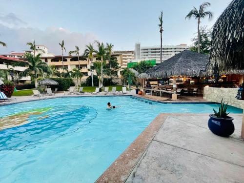 Kolam renang di atau dekat dengan Best Location in Medano Beach -Marina Sol LRG 2 Bed Steps to Beach, Downtown & Marina