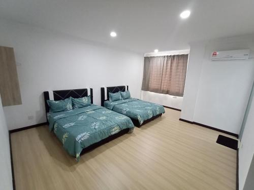 Кровать или кровати в номере Sunny Homestay Kuching - LANDED 14 PAX