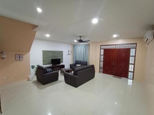 Телевизор и/или развлекательный центр в Sunny Homestay Kuching - LANDED 14 PAX