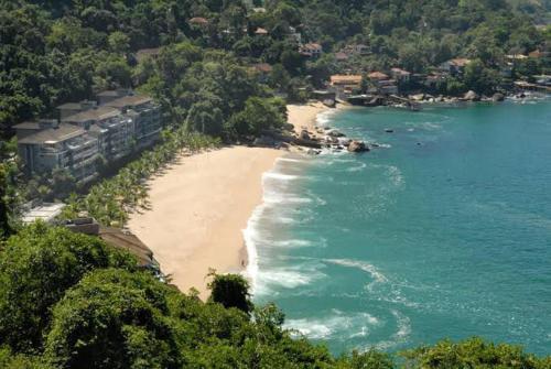 an aerial view of a beach near the ocean at Apartamento Cobertura Porto Real Suites in Mangaratiba