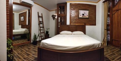 Tempat tidur dalam kamar di VILLA OPA DOEL YOGYAKARTA