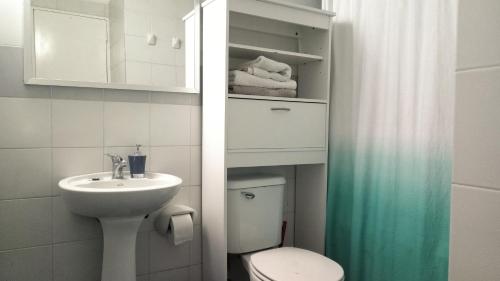 Un baño pequeño con lavabo e inodoro. en Departamento La Serena 104, en La Serena