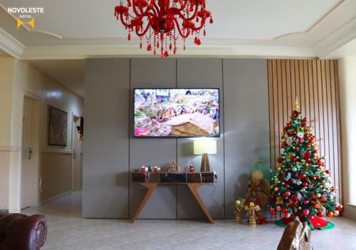 een woonkamer met een kerstboom en een televisie bij Hotel Novoleste in Senhor do Bonfim