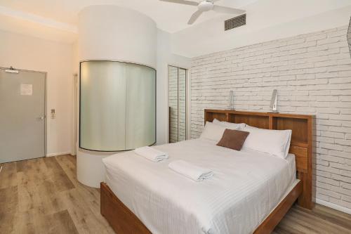 Cama o camas de una habitación en Grand Palais Boolarong Beachside Apartments