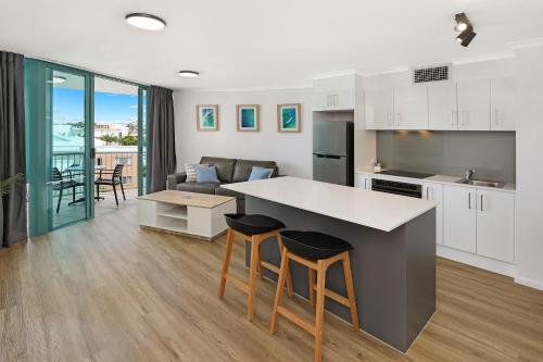 Una cocina o zona de cocina en Grand Palais Boolarong Beachside Apartments