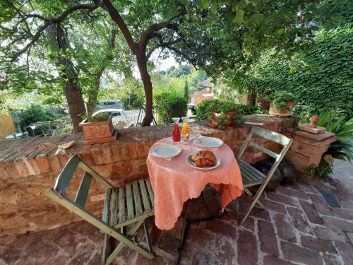 Montalbo的住宿－Casa Morelli，一张桌子和椅子,上面有一盘食物