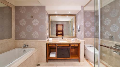 een badkamer met een bad, een wastafel en een toilet bij Hamp Court Palace Taipei in Taipei