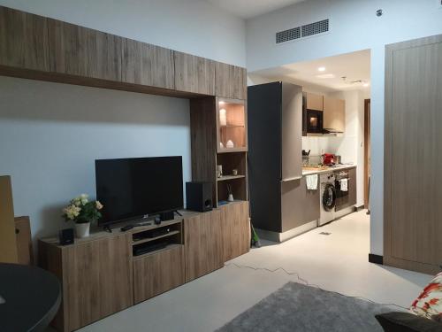 TV a/nebo společenská místnost v ubytování Studio jvc dubai