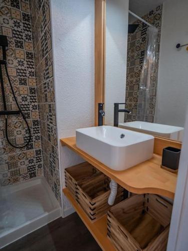 une salle de bain avec un lavabo blanc et une douche dans l'établissement Chaleureux appartement face au Port Sta Lucia, tout à pieds, wifi, à Saint-Raphaël