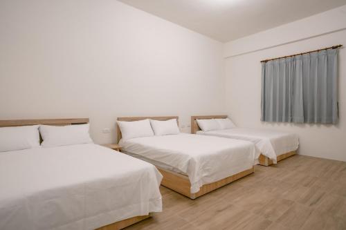 澎湖逸軒居民宿 tesisinde bir odada yatak veya yataklar