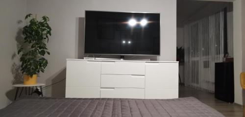 Televízia a/alebo spoločenská miestnosť v ubytovaní Apartmán ENJOY