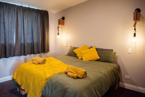 The Salty Bushman B&B في كاكا بوينت: غرفة نوم عليها سرير وفوط