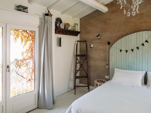a bedroom with a bed and a window at Le Molina B&B in Massa e Cozzile