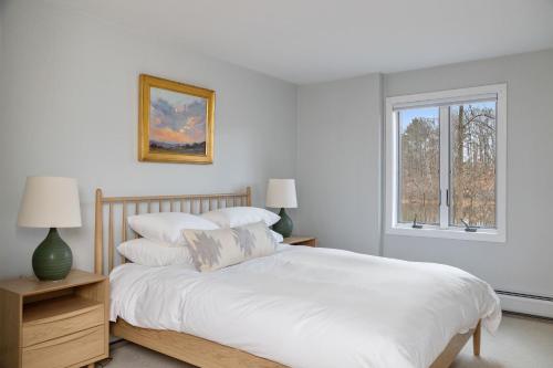 A bed or beds in a room at River House in the Heart of Middlebury