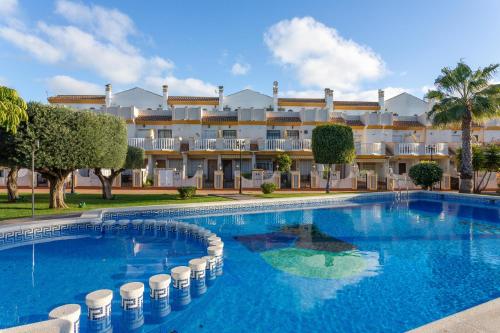 Pool-side townhouse in Cabo Roig, Orihuela - Harga Terbaru 2022