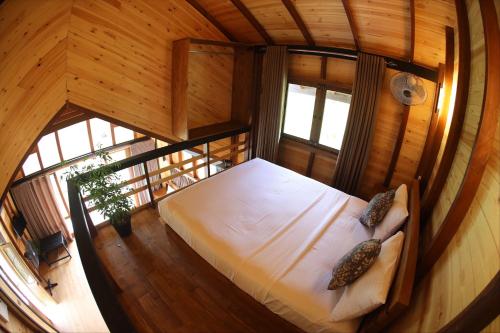 Postel nebo postele na pokoji v ubytování Riverbank Resort Gampola