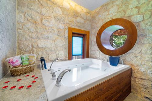 bagno con grande lavandino bianco e specchio di Marisstone Hotels a Mecidiye