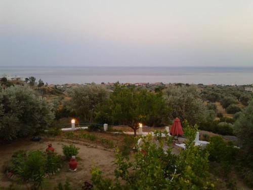 a view from the garden of a house overlooking the ocean at Daphne Studios in Marathokampos