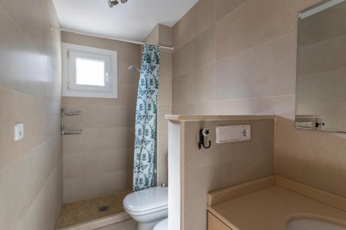 un baño con inodoro y ducha en Villa Fuentes, en Almuñécar