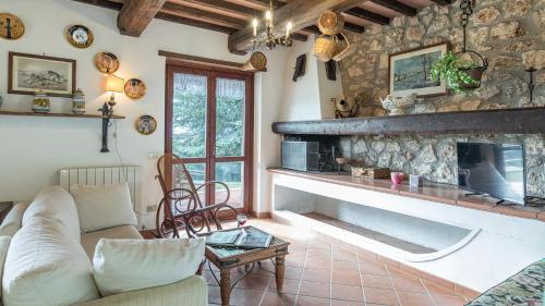 una sala de estar con una gran chimenea de piedra. en Villa Paola 6, Emma Villas, en Gualdo Cattaneo